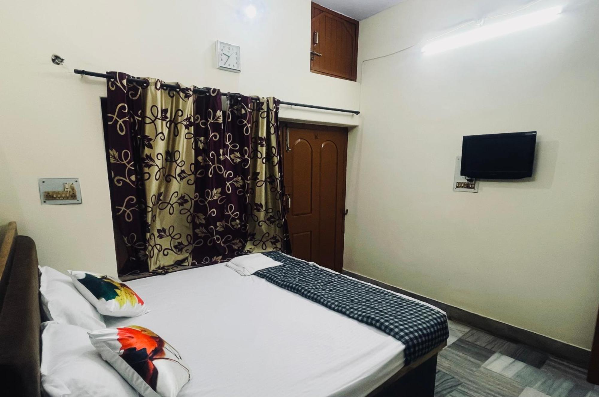 Tridev Near Railway Station & 2km From Kashi Vishwanath Temple Guest house