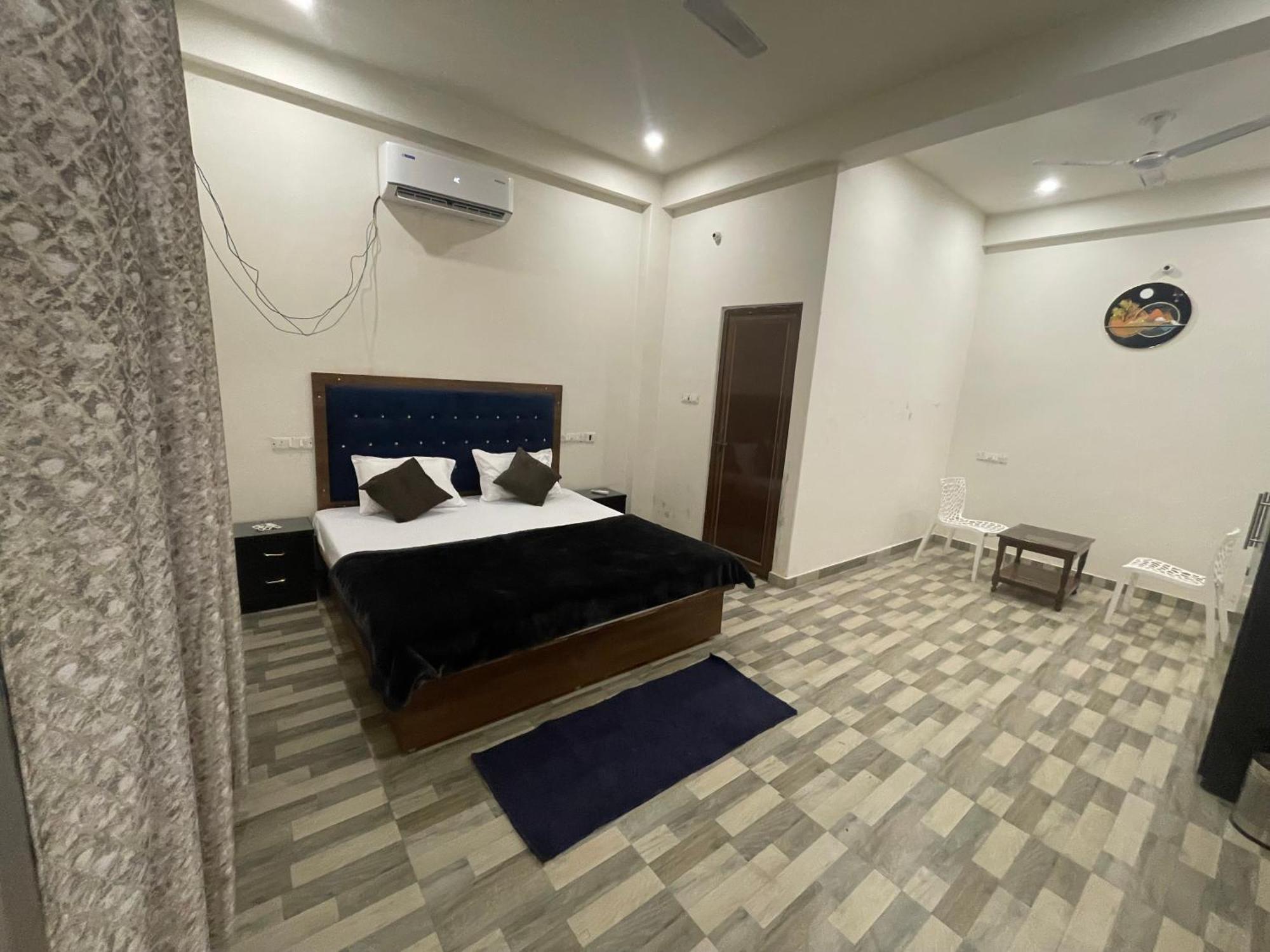 Tridev Near Railway Station & 2km From Kashi Vishwanath Temple Guest house
