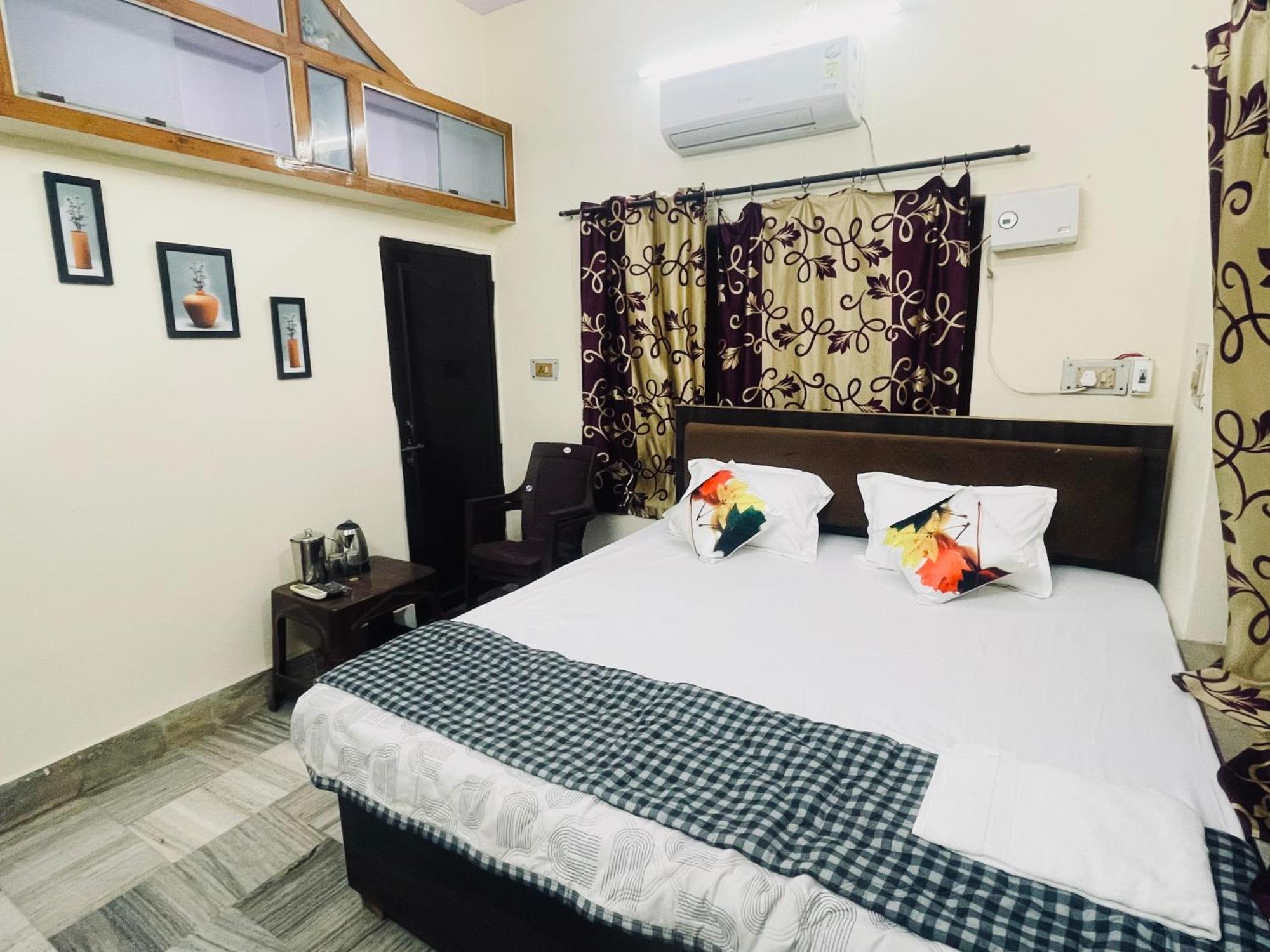 Tridev Near Railway Station & 2km From Kashi Vishwanath Temple Guest house *