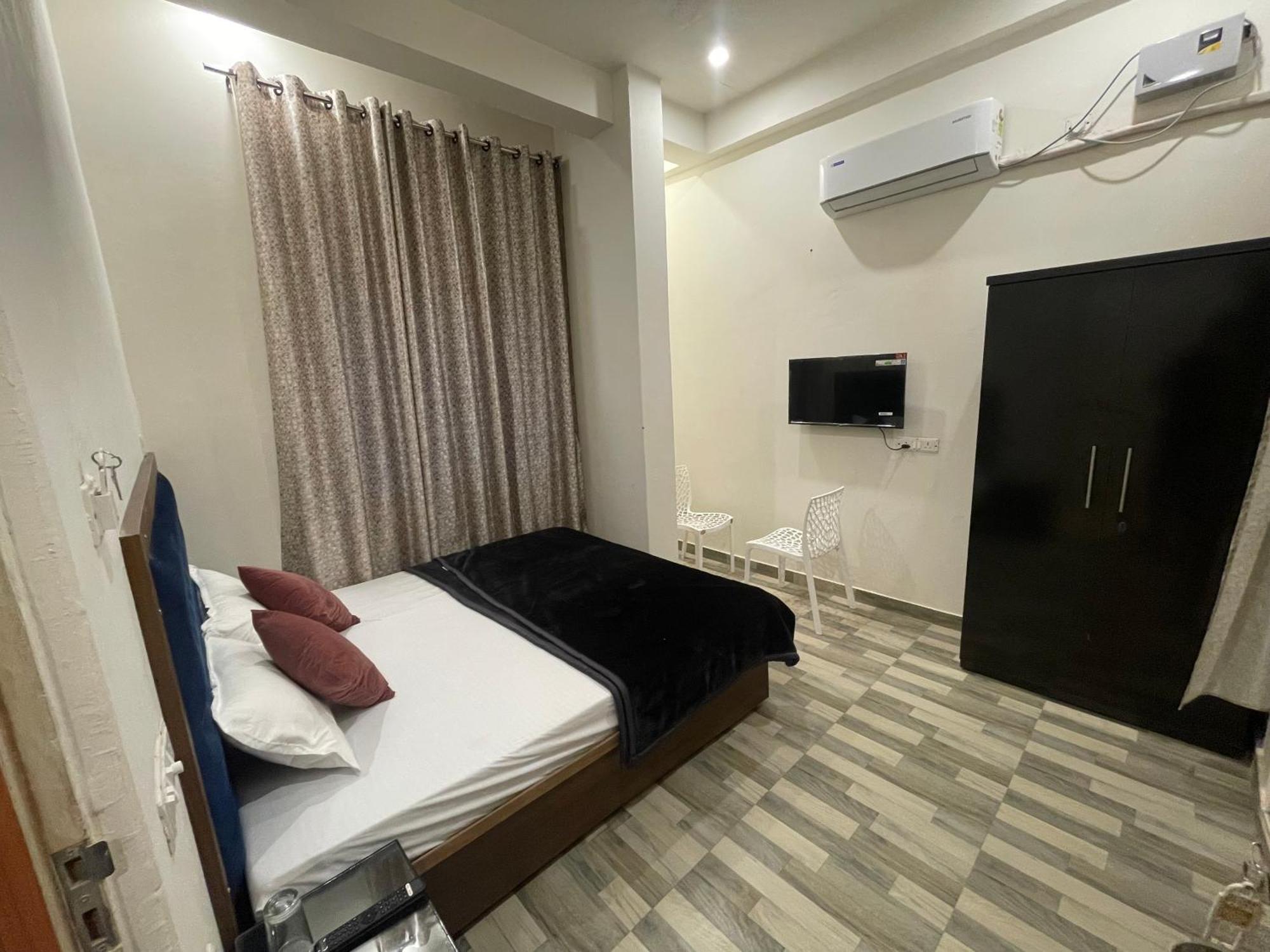 Tridev Near Railway Station & 2km From Kashi Vishwanath Temple *