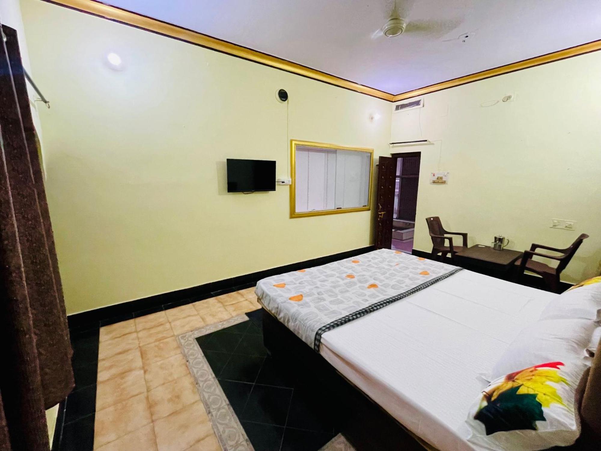 Tridev Near Railway Station & 2km From Kashi Vishwanath Temple * Varanasi